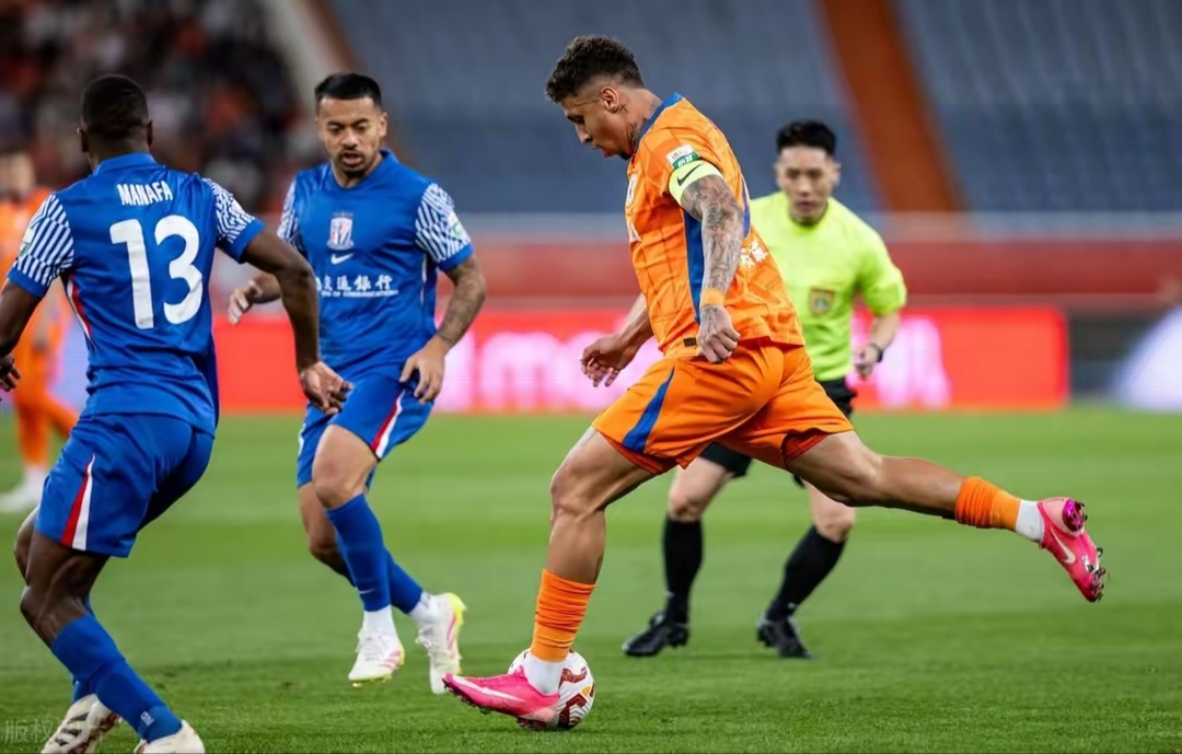 集结日成都蓉城调整名单以备英超；绝杀压哨环节打磨；球迷炸锅；临场指挥获称赞的简单介绍