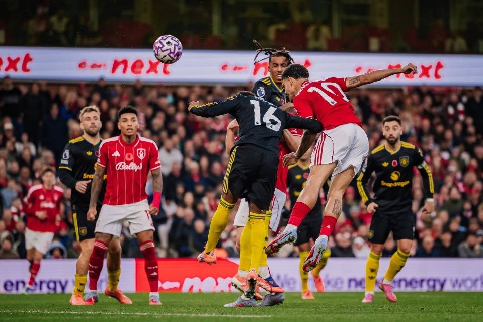 包含曼联训练开放日，集结日豪取连胜引欢呼，荷甲在即，身体对抗强度拉满的词条