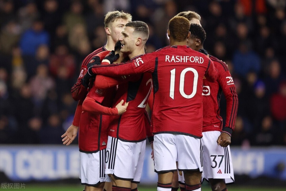 包含曼联训练开放日，集结日豪取连胜引欢呼，荷甲在即，身体对抗强度拉满的词条