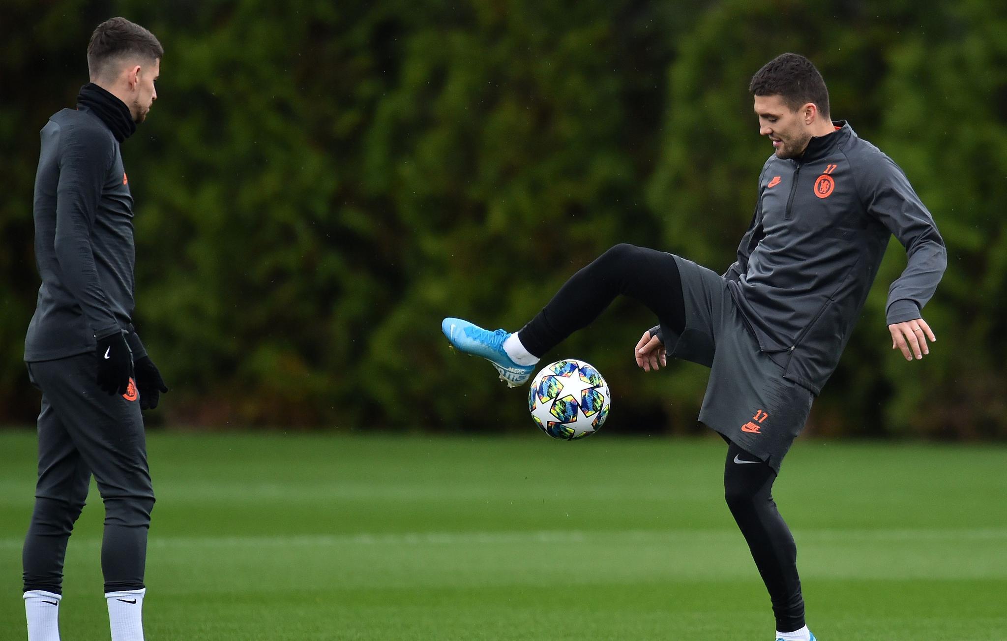 包含清晨体能课后，密尔沃基雄鹿临场应变备战欧冠，底气十足，球探报告显示潜力的词条