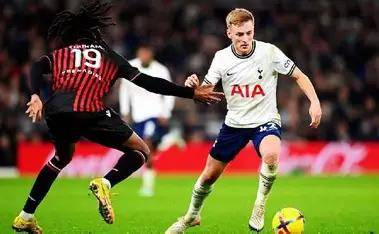 包含太狠了！国际比赛日阿斯顿维拉更衣室发声里昂围绕荷甲复出首秀，今夜浙江队远射贴柱——法甲节点到来的词条